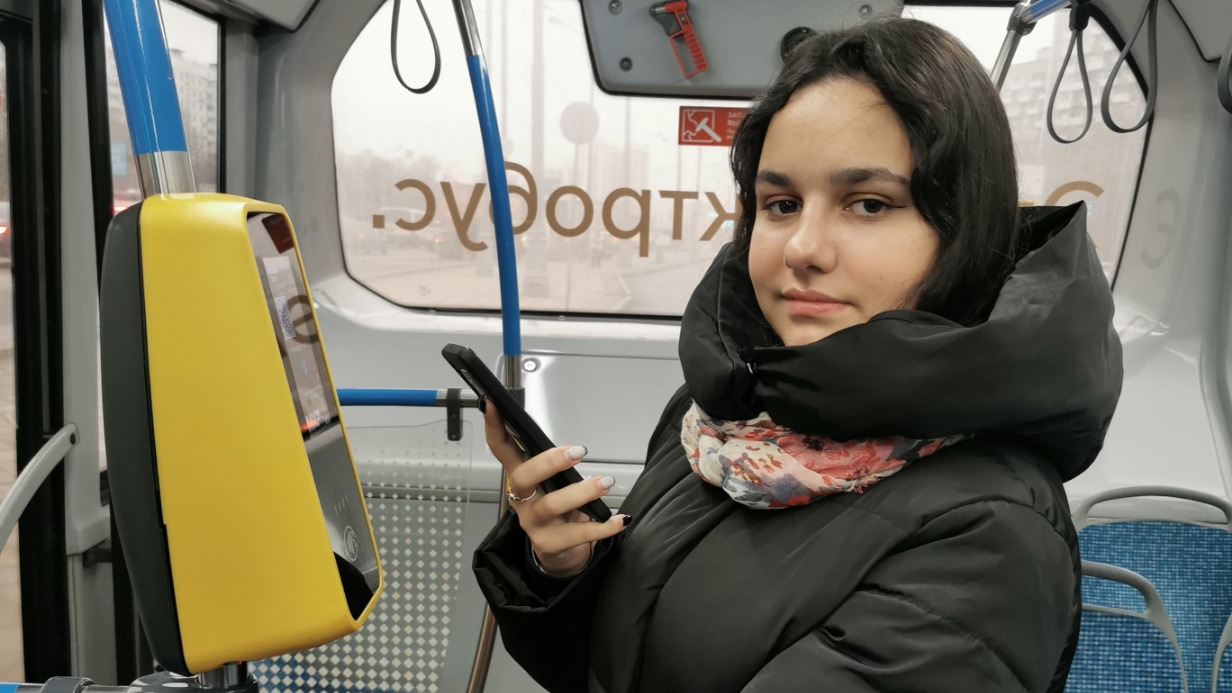 Пассажирка Валерия Касабова оплачивает проезд в электробусе
