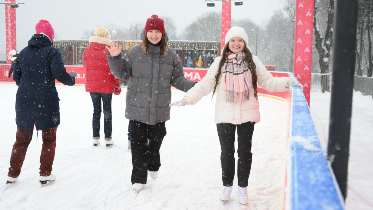 Четверокурсницы Тимирязевской академии Екатерина Киляева и Дарья Иванова открыли сезон на катке в парке Северного речного вокзала