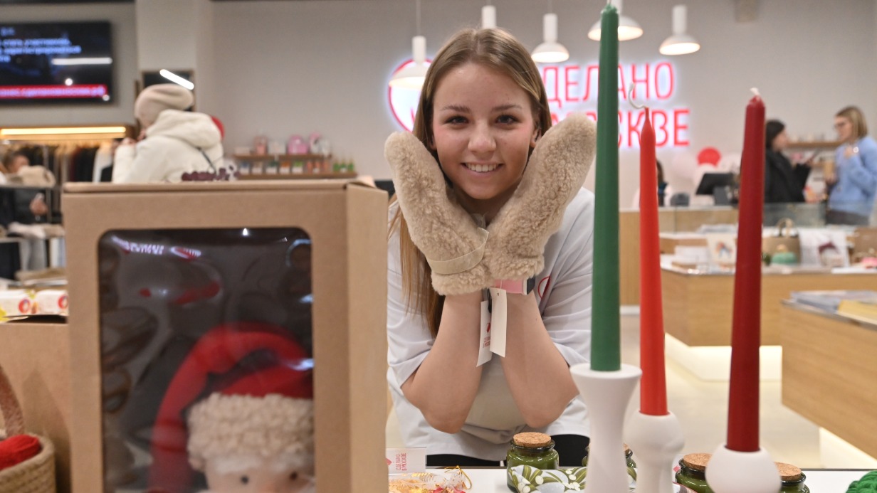 Продавец-консультант магазина «Сделано в Москве» Эрика Михалаки примерила варежки, которые изготовлены столичным брендом