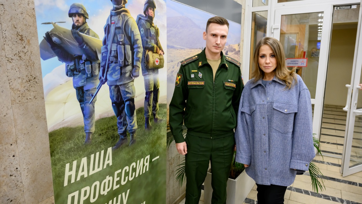 Представитель Единого пункта отбора лейтенант Юрий Самсонов проводит экскурсию для телеведущей Юлии Барановской