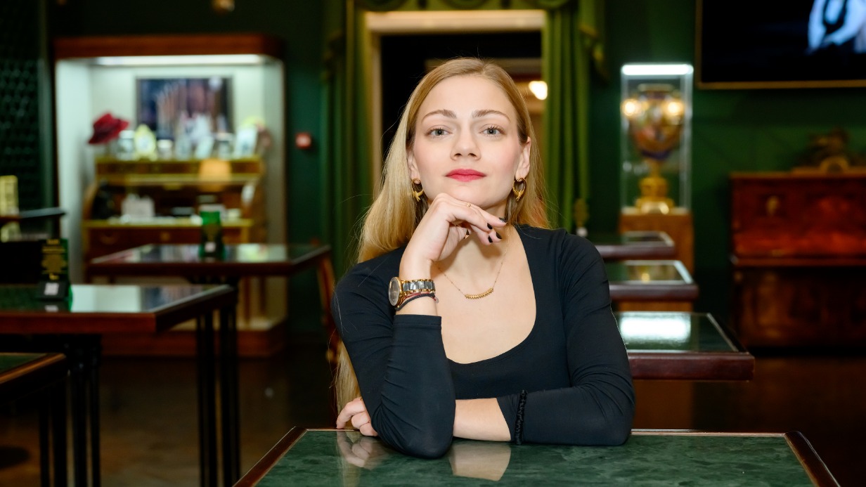 Режиссер Ася Князева — продолжатель известной династии в историческом буфете Театра имени Евгения Вахтангова. Молодой режиссер сочетает в своем творчестве любовь к традициям этого знаменитого театра с богатой историей и новые смелые идеи