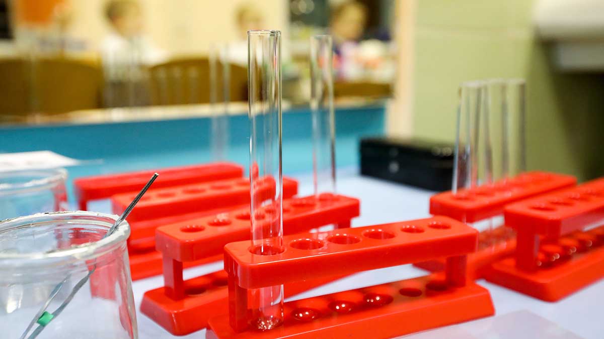 Российские химики создали первый в мире реагент для ликвидации нефтяной пленки