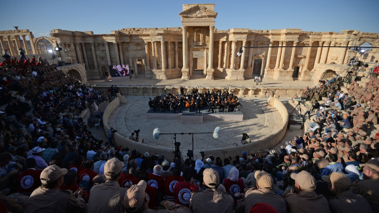 Концерт симфонического оркестра Мариинского театра в Римском амфитеатре сирийской Пальмиры, освобожденной российскими войсками