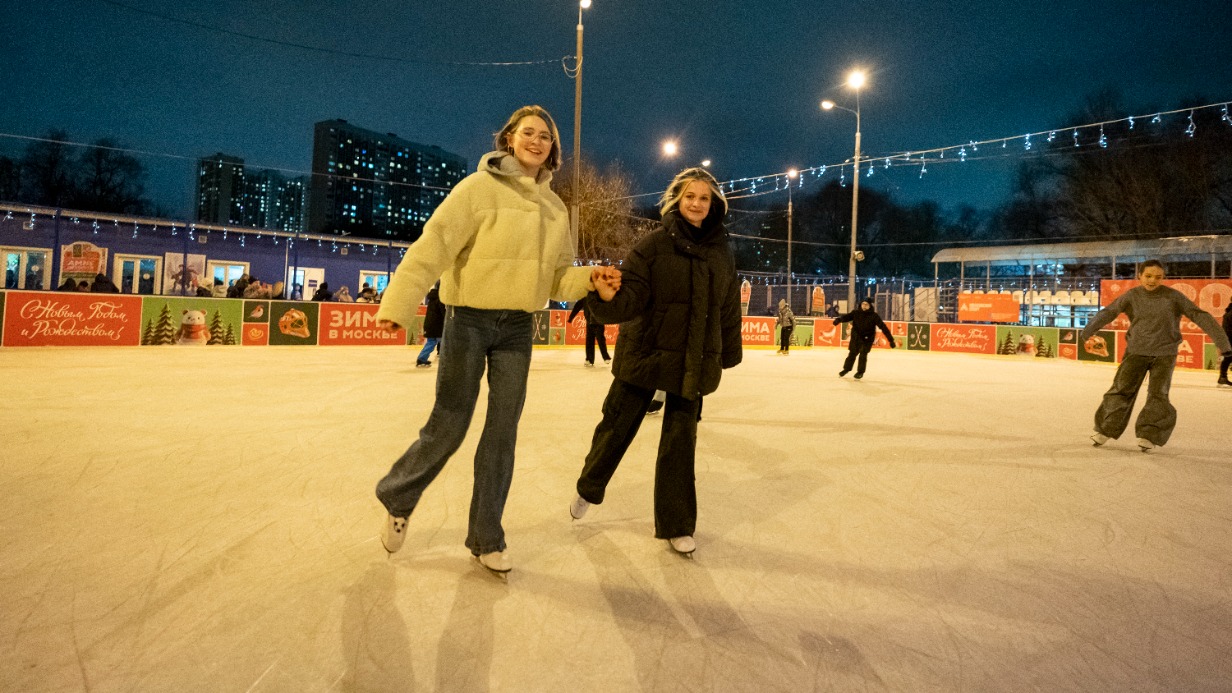 Более 110 открытых катков с искусственным льдом начали работать в Москве 