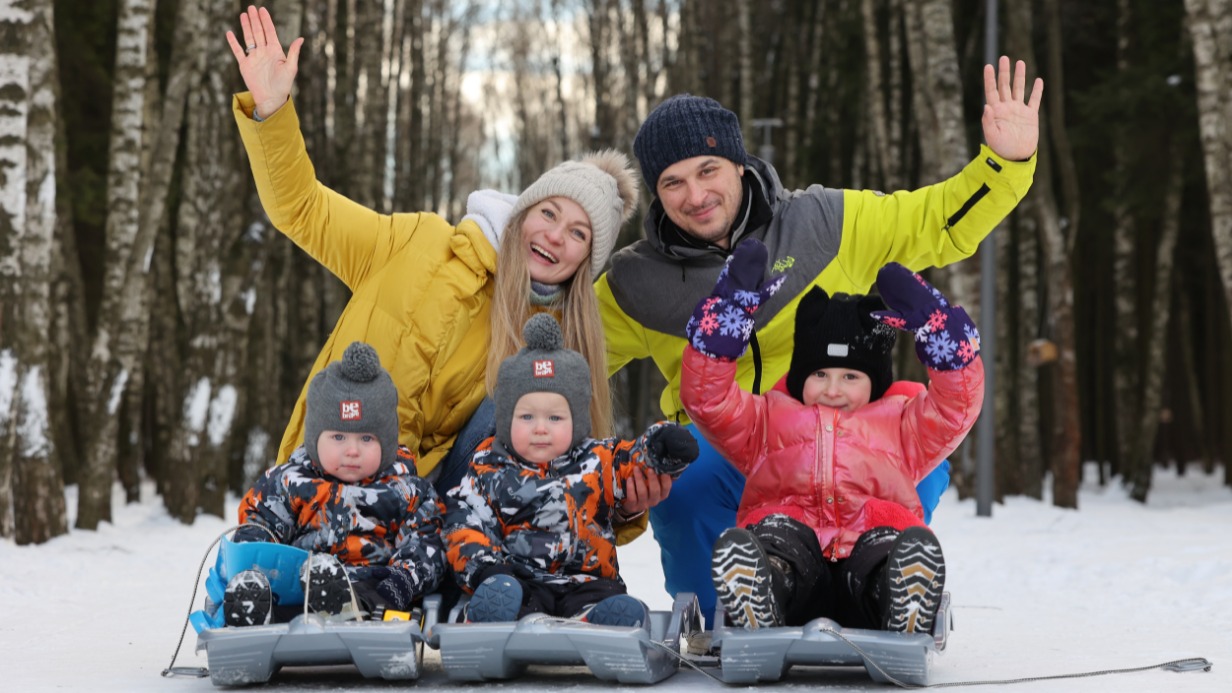 Супруги Сергей и Наталья Витив с сыновьями-близнецами Мишей (слева), Ромой и дочерью Ариной (справа) на прогулке