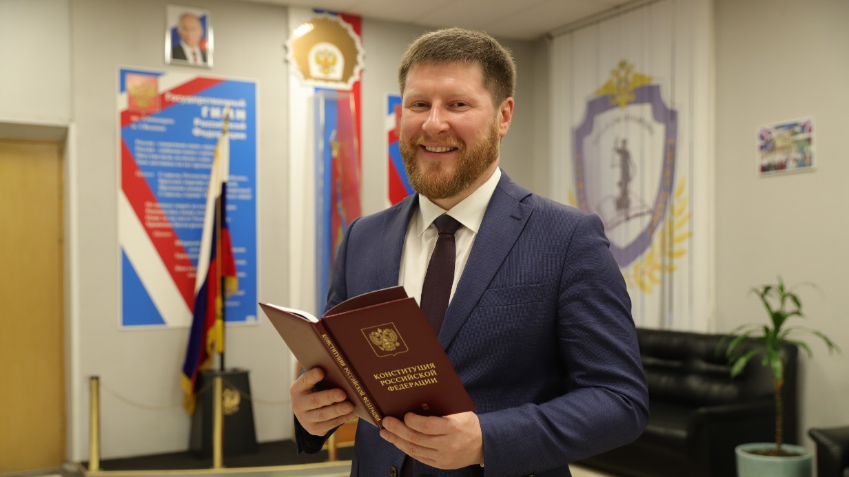 Лидер Всероссийского общественного движения «Гражданин» Юрий Шаркович готовится к проведению теста на знание положений Основного Закона страны, приуроченного ко Дню Конституции Российской Федерации