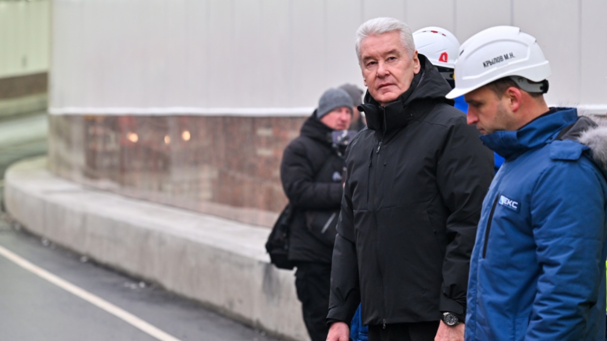 Мэр Москвы Сергей Собянин и председатель совета директоров АО «Группа компаний «ЕКС» Максим Крылов на открытии нового тоннеля под железнодорожными путями МЦД-4 — транспортный объект связал районы Бутырский и Марьина Роща