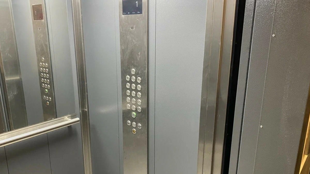 В жилом доме 1999 года постройки на юго-западе столицы заменили все лифтовое оборудование