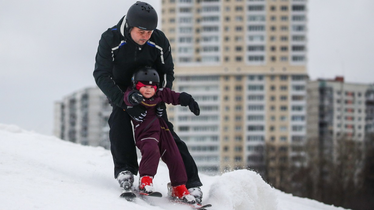На склонах в Крылатском можно самостоятельно научить ребенка кататься на лыжах или доверить это местным грамотным инструкторам