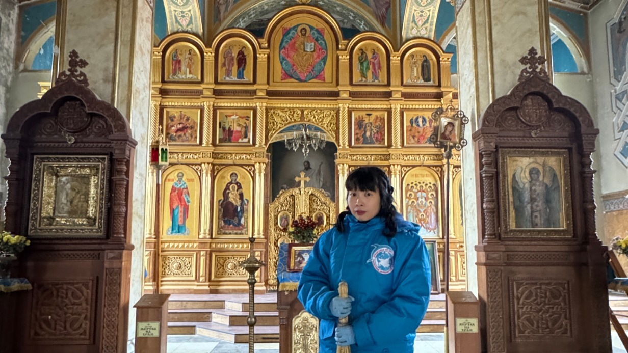 Японка Асука Токуяма из гумкорпуса помогает жителям освобожденной Авдеевки восстанавливать храм