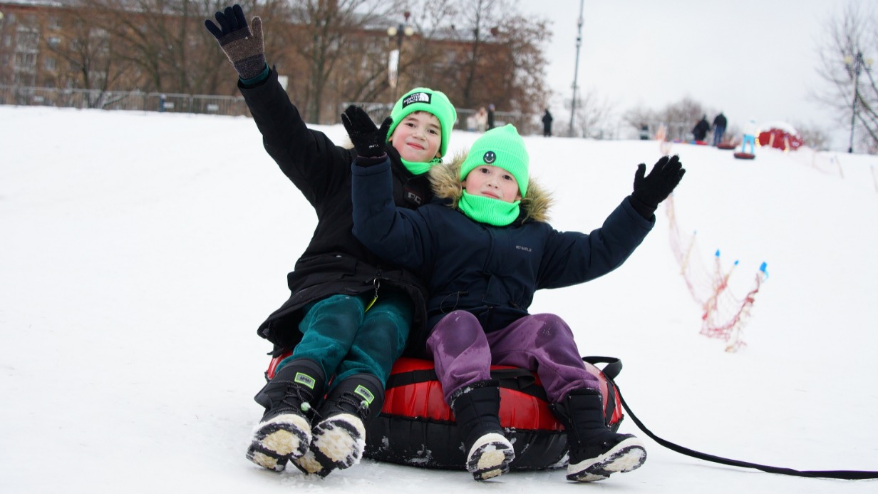 Запомните и объясните это своим детям: вдвоем на надувных санях кататься опасно