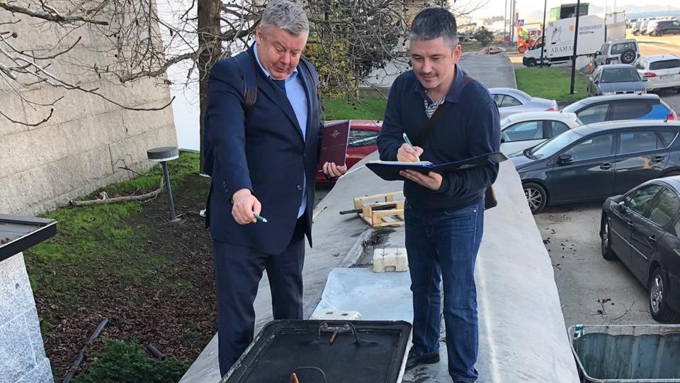 Сергей Пелих и его заместитель Ренат Курамшин изучают подводную лодку контрабандистов