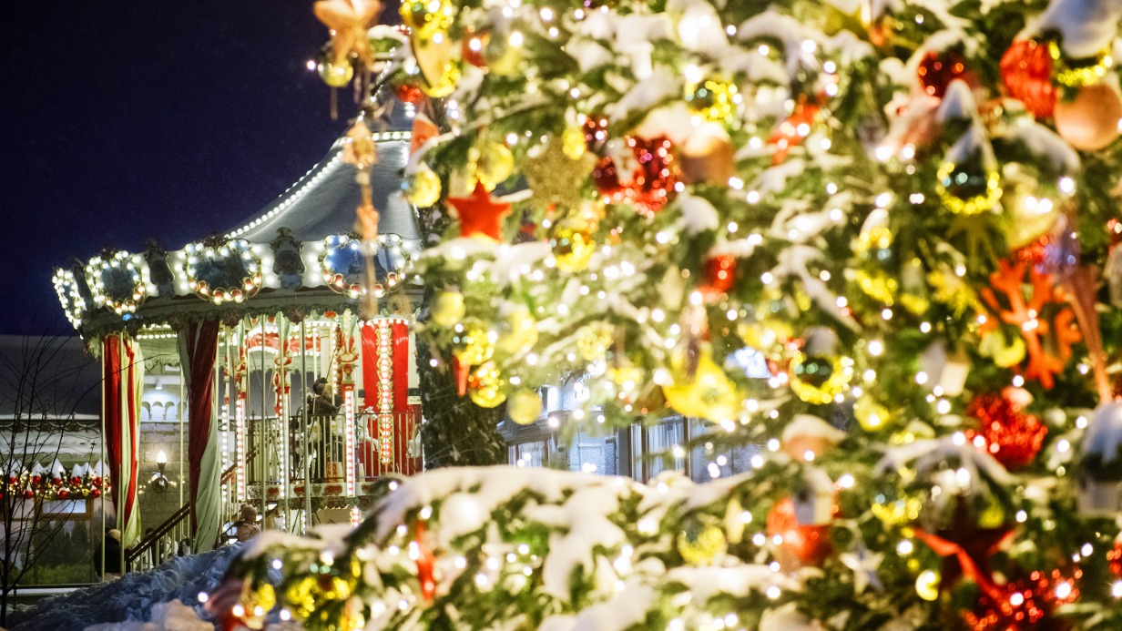 Благотворительный хоккейный матч: легенды против блогеров на катке фестиваля «Путешествие в Рождество»