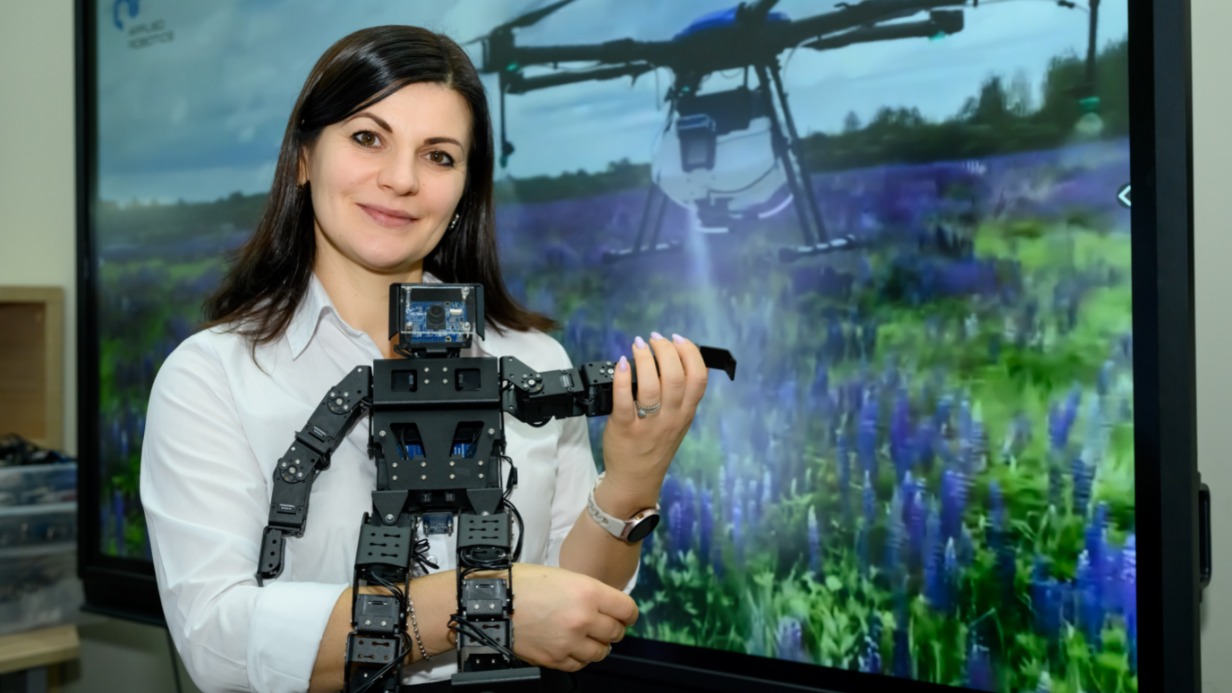 Специалист института развития профильного обучения МГПУ Елена Иванова на Всероссийской научно-практической конференции «Теория и практика предпрофобразования» демонстрирует элемент нового образовательного комплекса для обучения детей сборке и программированию роботов