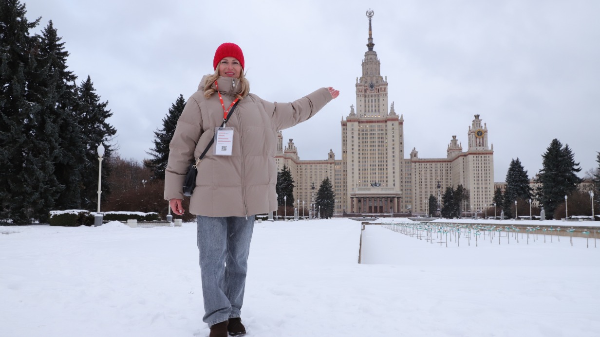 Экскурсовод Светлана Крессова возле здания МГУ на Воробьевых горах. Мэр Москвы сообщил, что специалисты восстановят звезду этой сталинской высотки