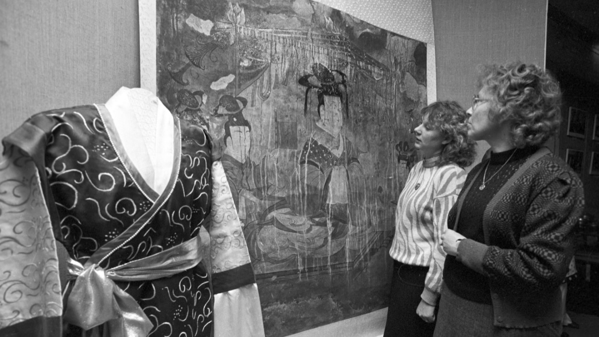 Посетители на выставке, организованной в рамках декады искусств Китайской Народной Республики