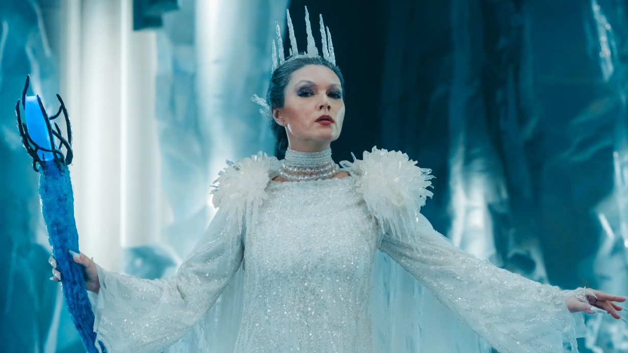 Кадр из фильма «Баба Яга спасает Новый год». В роли Снежной Королевы, решившей отомстить Деду Морозу, актриса Юлия Такшина