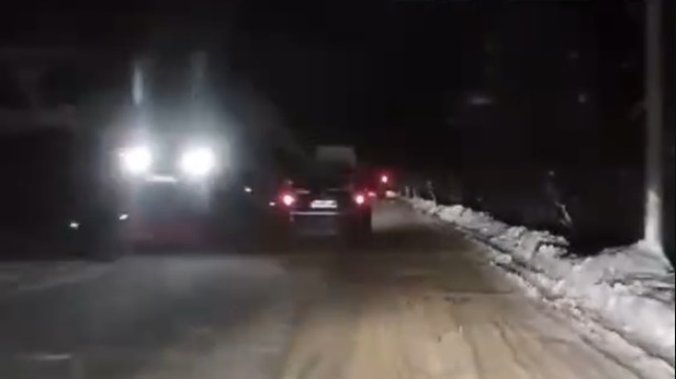 Маршрутка столкнулась с 20-метровой яхтой на трассе в Тверской области