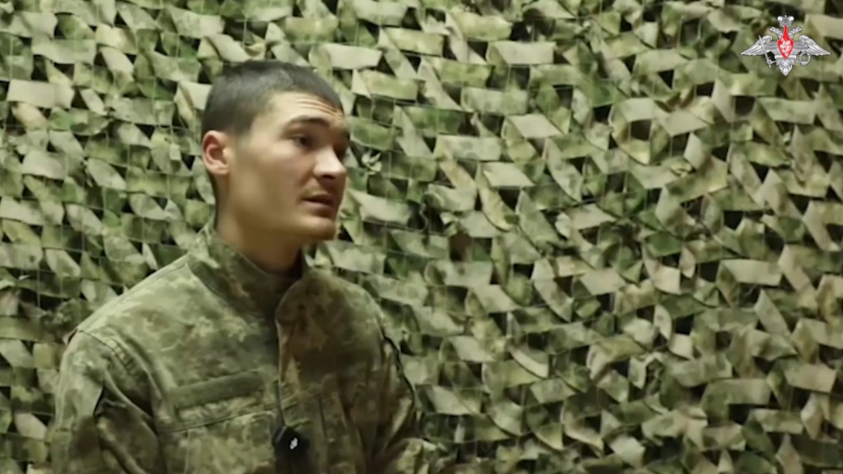 «Свои же нас бомбили»: Минобороны показало кадры допроса пленного бойца ВСУ