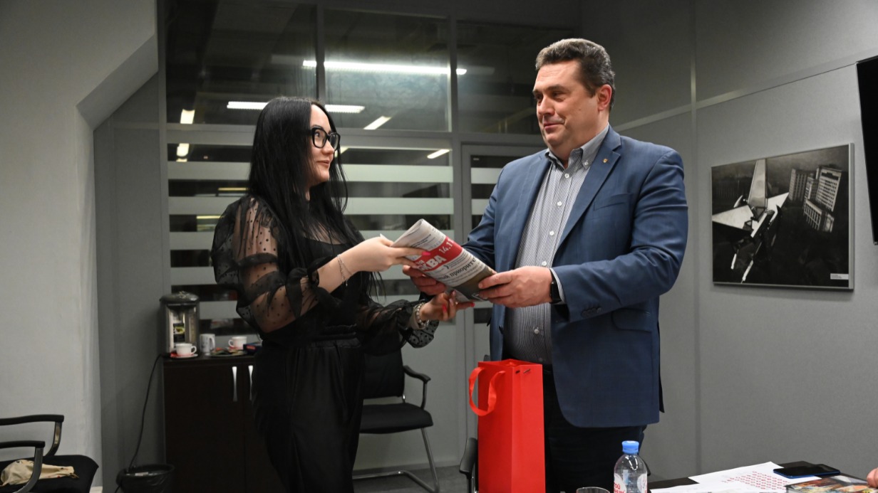 Редактор Объединенной службы новостей газеты «Вечерняя Москва» Вероника Ушакова передает выпуск «ВМ» председателю Союза журналистов России Владимиру Соловьеву