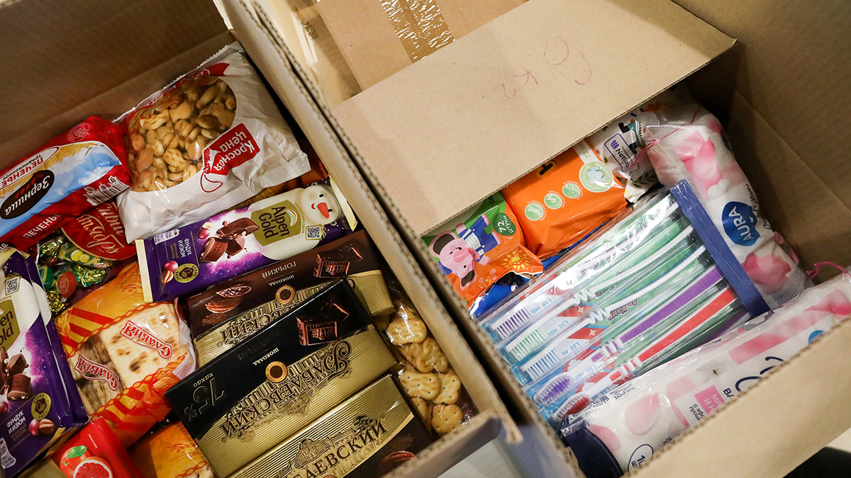 Московские школьники отправили гуманитарную помощь в зону СВО и новые регионы