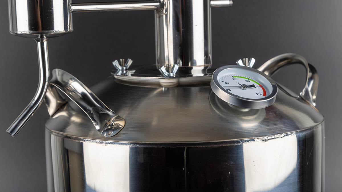 Сын подозреваемой по делу о продаже суррогата в Ленобласти считает, что мать подставили