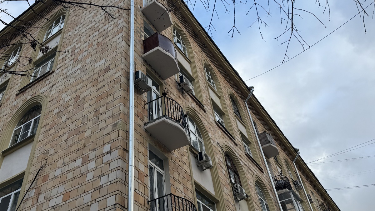 На севере столицы завершается капитальный ремонт жилого дома с арочными окнами, возведенного в 1955 году