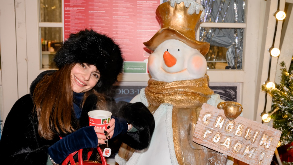 Одна из первых гостей фестиваля «Путешествие в Рождество» Елена Овсиенко посетила центральные площадки. Здесь можно отведать ароматного чая, сфотографироваться у праздничных инсталляций и поднять себе настроение