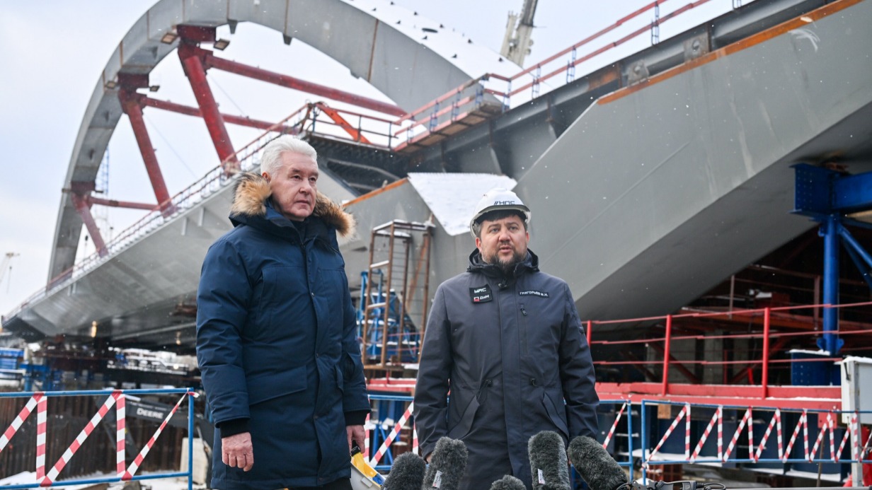 Исполнительный директор компании-подрядчика Михаил Григорьев доложил мэру Москвы Сергею Собянину, что мост готов на 53 процента