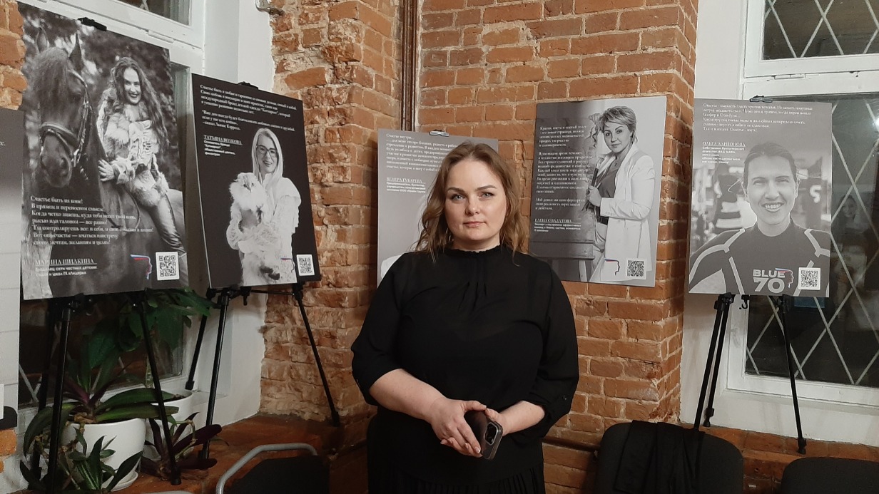 Предприниматель и участница проекта «Счастье внутри» Наталья Голоснова в интерьерах фотовыставки