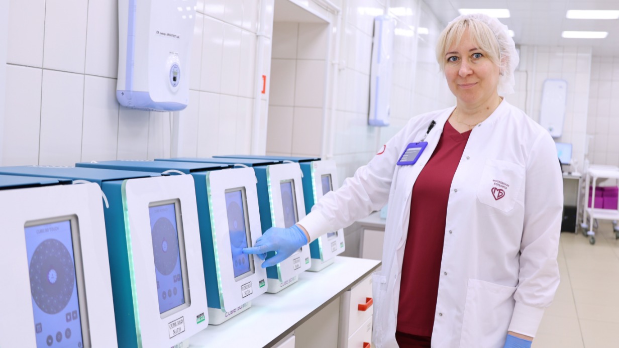 Медицинский лабораторный техник лабораторного центра № 4 Московского научно-практического центра лабораторных исследований Екатерина Мозговая настраивает анализатор — благодаря сервису биоматериал в лабораторию доставляется быстрее