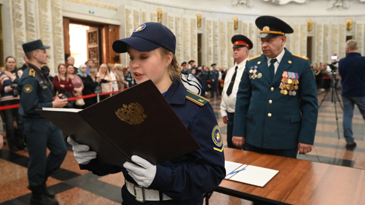 Студентка первого курса Технического пожарно-спасательного колледжа им. В. М. Максимчука по специальности «пожарная безопасность» Екатерина Кряжевских зачитывает торжественное обещание в Музее Победы