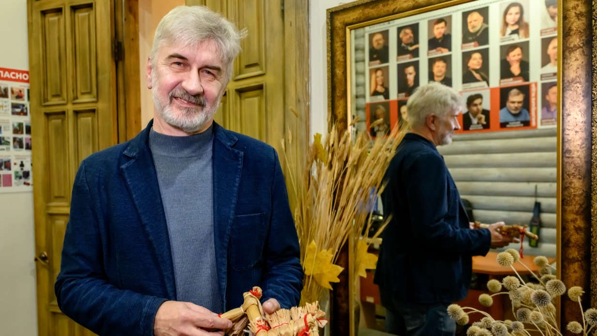 Художественный руководитель и основатель «Этнотеатра» Михаил Мизюков в зрительском фойе, стилизованном под русскую избу