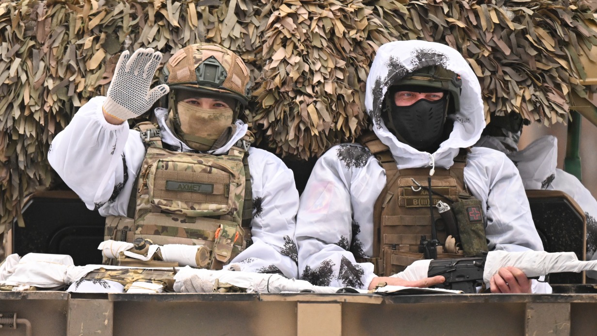 Бойцы снайперской группы полка «Башкортостан» 25-й общевойсковой армии группировки «Запад» перед выходом на боевое задание на краснолиманском направлении специальной военной операции