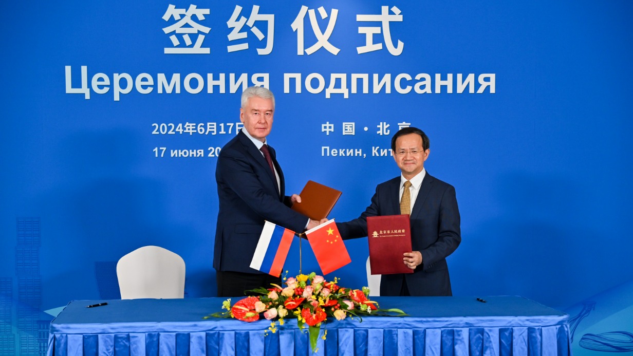 Мэр Москвы Сергей Собянин (слева) и мэр Пекина Инь Юн подписали программу сотрудничества между городами до 2026 года. Власти двух столиц договорились об обмене опытом и реализации совместных проектов в таких сферах, как здравоохранение, образование, культура, экология и другие