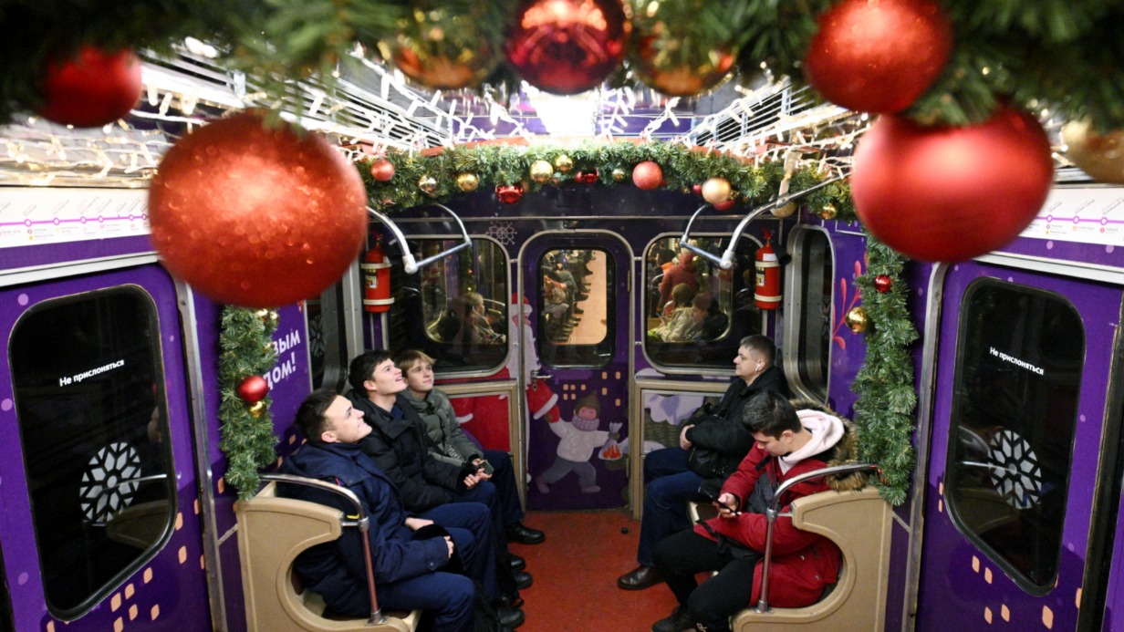 В прошлом году пассажиры в вагоне новогоднего поезда «Еж-3» на Таганско-Краснопресненской линии Московского метрополитена