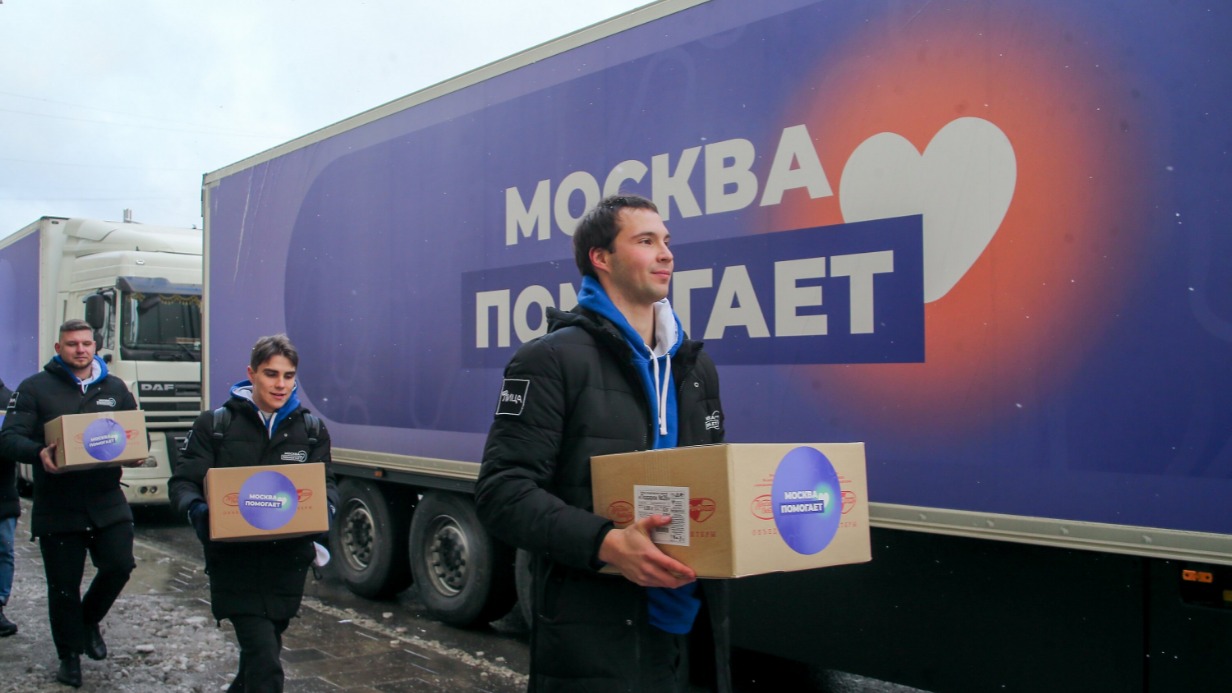 Молодые московские волонтеры уже третий год участвуют в отправке новогодних подарков от мэра Москвы в новые регионы России