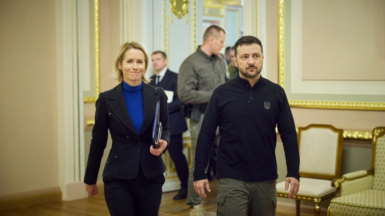 Нового министра иностранных дел ЕС Каю Каллас сопровождает президент Украины Владимир Зеленский перед встречей в Мариинском дворце Киев