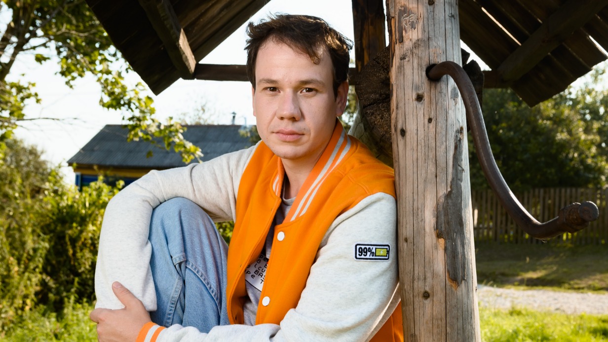 Кадр из сериала «Новые Жуки» (2024): Павел Комаров в роли москвича Дениса, который служит в Саратовской области