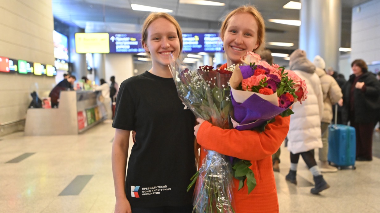 Участница первой московской антарктической экспедиции, ученица школы № 1553 имени В. И. Вернадского Александра Шишкина (справа) вместе с сестрой-близняшкой Анастасией, которая приехала встречать ее в аэропорт Внуково