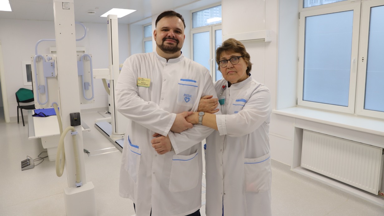 Заведующий отделением медпомощи взрослому населению поликлиники № 209 Анатолий Фомичев с мамой, врачом функциональной диагностики этой поликлиники Надеждой Фомичевой