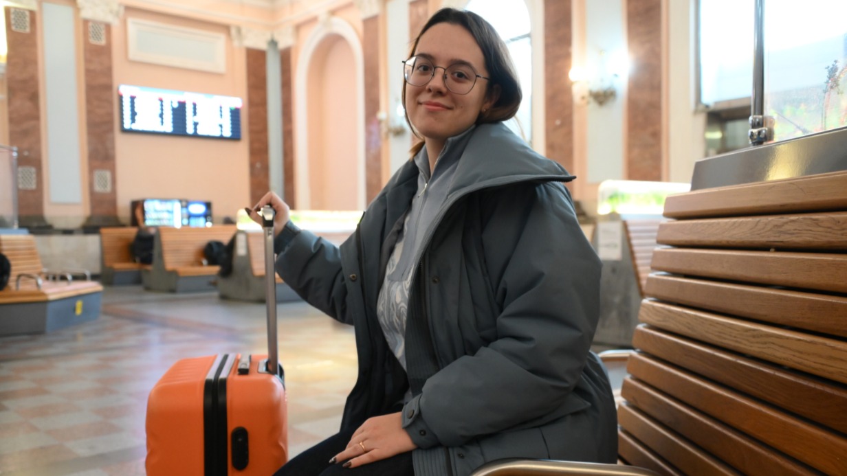 Студентка Анна Осипова ждет на вокзале поезд до Нижнего Новгорода. А дальше в планах у девушки поездка в Санкт-Петербург. Анна будет заранее бронировать гостиницу, чтобы успеть взять номер по выгодной цене