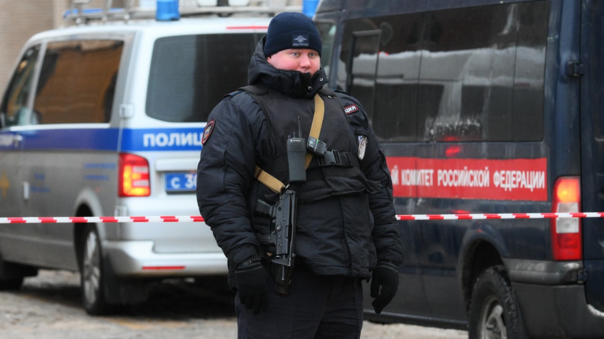 Сотрудник правоохранительных органов находится на месте взрыва — около жилого дома на Рязанском проспекте, где погибли начальник войск радиационной, химической и биологической защиты генерал-лейтенант Игорь Кириллов и его помощник