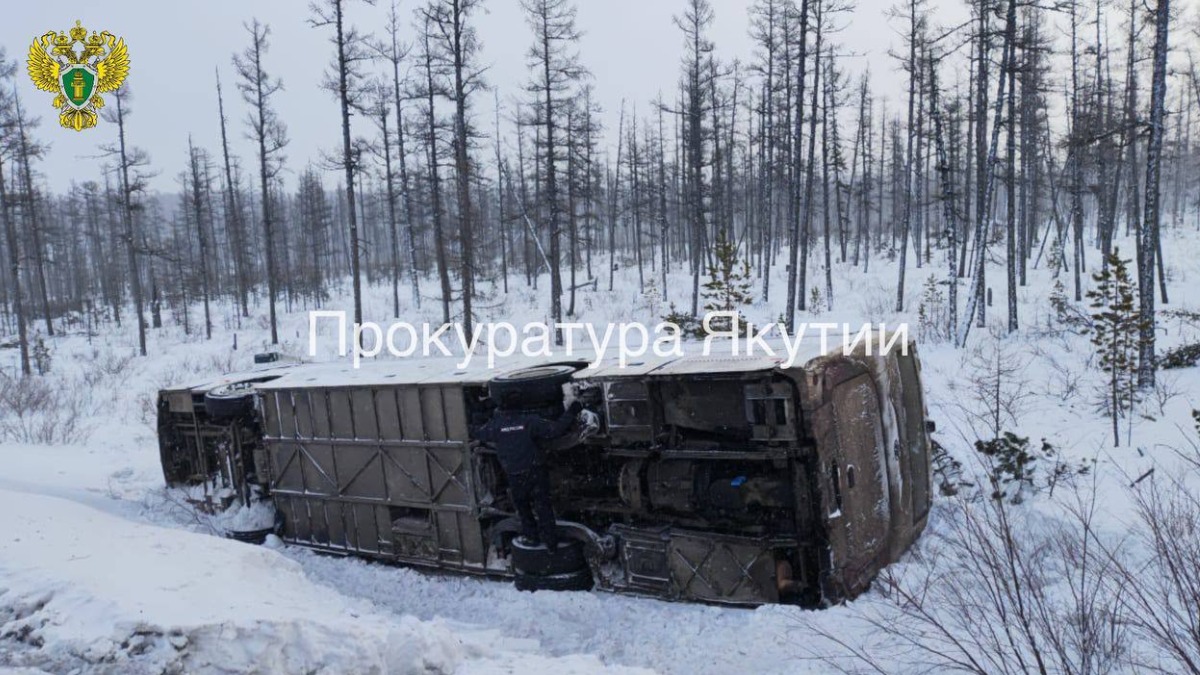 Автобус с 40 пассажирами перевернулся в Якутии