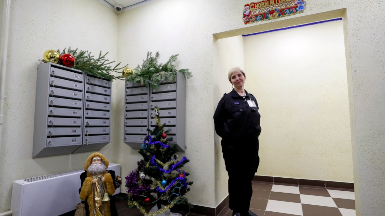 Жители дома в Бабушкинском районе, построенном по реновации, украсили подъезд сообща