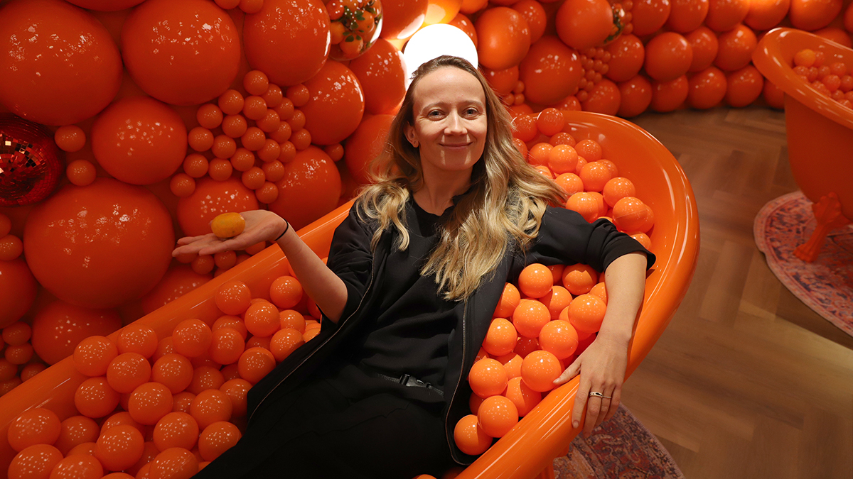 Дизайнер архитектурного бюро «Мегабудка» Дарья Листопад в последнем зале выставки «Эмоции архитектуры», который называется «Праздник»