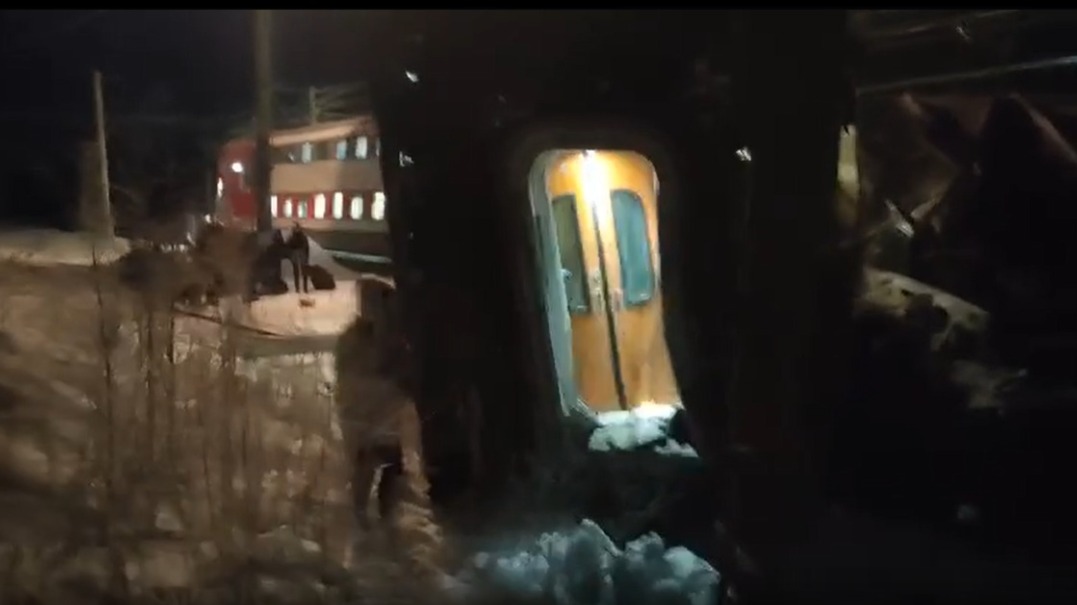 Появилось видео с места столкновения поездов под Мурманском