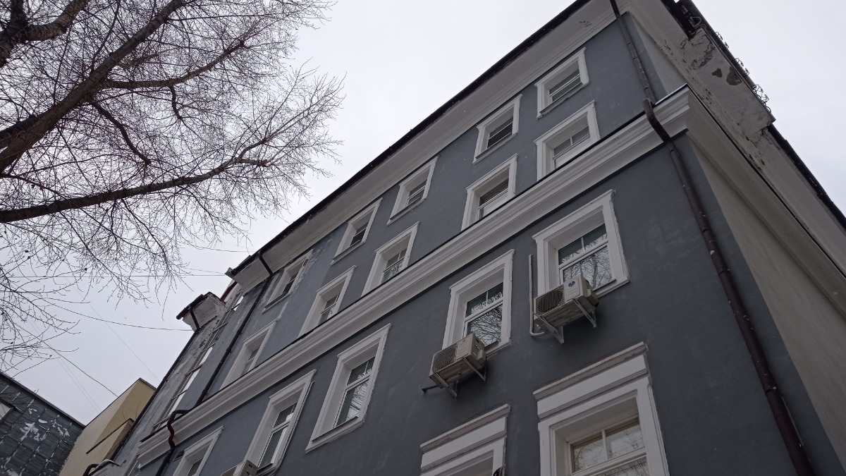 В центре столицы в Басманном районе заменили лифтовое оборудование в доме 1917 года постройки