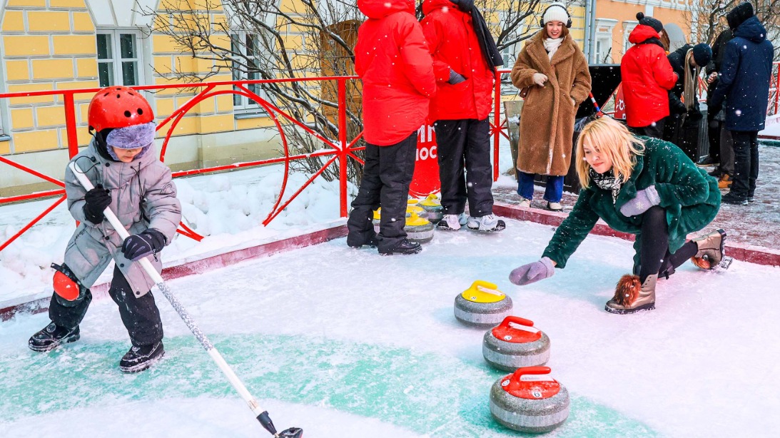 На фестивале «Путешествие в Рождество» работает площадка для керлинга