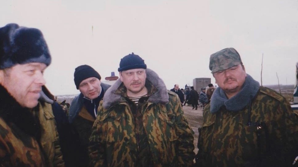 Начальник Центра общественных связей ФСБ России в дагестанском селе Первомайское Александр Михайлов после завершения контртеррористической операции вместе с бойцами спецподразделения «Альфа»